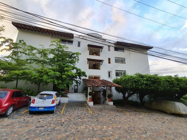 Condominio Alborada una joya en Zona Romantica
Condo en Renta en Zona Romantica de Puerto Vallarta.
Condominio &uacute;nico en su tipo de 2 recamaras y 2 ba&ntilde;os, sala, comedor, totalmente amueblado y equipado, puro estipo mexicano, detalles en granito y cristal templado. Toda la unidad cuenta con aire acondicionado, excelentes acabados y un mantenimiento muy bueno. La recamara principal tiene acceso a un patio destechado.
Se renta a largo plazo 6 o 12 meses. Cuenta con acceso con llave, alberca y un espacio de estacionamiento.