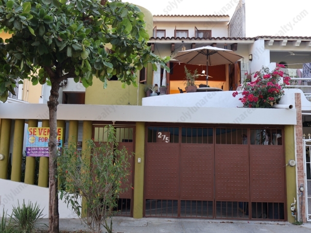 Casa en Venta en Jardines Vallarta, Puerto Vallarta
Casa de tres niveles con s&oacute;tano, vista a la monta&ntilde;a y frente a parque
Ubicada en la colonia&nbsp;Jardines Vallarta, Puerto Vallarta, una de las zonas residenciales m&aacute;s seguras, c&eacute;ntricas y con mayor plusval&iacute;a de la&nbsp;Bah&iacute;a de Banderas, esta propiedad representa una excelente oportunidad para quienes buscan&nbsp;bienes ra&iacute;ces en Puerto Vallarta, ya sea como&nbsp;casa familiar, residencia permanente o inversi&oacute;n inmobiliaria en M&eacute;xico.
Localizada en&nbsp;Paseo del Salm&oacute;n 275, frente a parque y rodeada de &aacute;reas verdes, la casa ofrece un entorno tranquilo con acceso inmediato a&nbsp;zonas escolares, centros comerciales, supermercados, hospitales y avenidas principales.
Esta&nbsp;casa en venta en Jardines Vallarta&nbsp;se construye sobre un terreno de&nbsp;136 m&sup2; (17 x 8 m)&nbsp;y cuenta con&nbsp;190 m&sup2; de construcci&oacute;n, destacando por su&nbsp;dise&ntilde;o de tres niveles m&aacute;s s&oacute;tano, una distribuci&oacute;n poco com&uacute;n en la zona.

Distribuci&oacute;n y caracter&iacute;sticas:
S&oacute;tanoEspacio multifuncional ideal como&nbsp;&aacute;rea de juegos, cava de vinos, bodega o sala de entretenimiento, aportando valor y versatilidad a la propiedad.
Planta baja

Cochera techada para un auto grande
Medio ba&ntilde;o para visitas
Oficina o estudio, ideal para home office
Dos rec&aacute;maras
Un ba&ntilde;o completo compartido

Primer nivelCon acceso por&nbsp;escalera interior y exterior, brindando mayor independencia.

Amplia sala
Comedor
Cocina funcional
Rec&aacute;mara con ba&ntilde;o completo, ideal para visitas o personas mayores
Terraza con vista a la monta&ntilde;a y al parque

Segundo nivel

Rec&aacute;mara principal independiente
Ba&ntilde;o completo con tina
&Aacute;rea de lavander&iacute;a exterior


Beneficios clave para inversi&oacute;n y estilo de vida:

Casa en venta en Puerto Vallarta, Jardines Vallarta
Propiedad de tres niveles con s&oacute;tano (&uacute;nica en la zona)
Vista a la monta&ntilde;a y frente a parque
Zona&nbsp;residencial segura y familiar
Cercan&iacute;a a&nbsp;escuelas, centros comerciales y servicios
Ideal para&nbsp;familias, home office o inversi&oacute;n patrimonial

Una excelente opci&oacute;n dentro del mercado de&nbsp;propiedades en Puerto Vallarta, combinando&nbsp;ubicaci&oacute;n estrat&eacute;gica, funcionalidad y plusval&iacute;a&nbsp;en una de las mejores colonias residenciales de la ciudad.

Bienes ra&iacute;ces en Puerto Vallarta &middot; Casa en venta en Jardines Vallarta &middot; Propiedades en Puerto Vallarta &middot; Inversi&oacute;n inmobiliaria M&eacute;xico &middot; Casas en venta Bah&iacute;a de Banderas &middot; Casa familiar Puerto Vallarta &middot; Sol y Luna Realty.
Ubicaci&oacute;n general
La propiedad est&aacute; ubicada en&nbsp;Paseo del Salm&oacute;n 275, Colonia Jardines Vallarta, en&nbsp;Puerto Vallarta, Jalisco. Jardines Vallarta es una zona&nbsp;residencial tranquila, consolidada y familiar, ideal para quienes buscan vivir cerca de todo pero sin el bullicio del centro tur&iacute;stico. Est&aacute; en la parte&nbsp;norte de la ciudad, conectada f&aacute;cilmente con las principales avenidas y con acceso r&aacute;pido a servicios, escuelas, parques y comercios locales.&nbsp;
Aunque no est&aacute; literalmente frente al mar, se encuentra dentro del &aacute;rea urbana de Puerto Vallarta, lo que te permite llegar a la costa en&nbsp;tiempo razonable en auto.

&nbsp;Entorno y estilo de vida
Vivir en&nbsp;Jardines Vallarta&nbsp;es ideal si te gusta un estilo de vida:

Familiar y tranquilo, rodeado de casas y condominios con seguridad.
Urbano pero sin congesti&oacute;n tur&iacute;stica intensa, perfecto para familias o residentes permanentes que valoran la comodidad y la cercan&iacute;a a servicios.
Cordial y accesible, con clima c&aacute;lido durante la mayor parte del a&ntilde;o, noches agradables y temporadas altas &mdash;como invierno y primavera&mdash; cuando el turismo y la vida social se intensifican en toda la ciudad.Puerto Vallarta es una ciudad costera con clima&nbsp;tropical h&uacute;medo, con temperatura promedio anual c&aacute;lida y un ambiente relajado perfecto para quienes aman la vida de playa y la naturaleza.&nbsp;

Este entorno es ideal para personas que buscan:

Estabilidad y comunidad para vivir todo el a&ntilde;o
Espacio y mobiliario funcional
Acceso c&oacute;modo a playas, servicios y entretenimiento


Lugares atractivos cercanos
Aqu&iacute; algunos puntos de inter&eacute;s importantes con tiempos aproximados desde Jardines Vallarta:
&nbsp;Playas principales

Playa Las Glorias / Playa Tranquila:&nbsp;~15&ndash;20 min en auto (6&ndash;8 km aprox.) &mdash; opciones populares de playa urbana con zona de hoteles y restaurantes.&nbsp;
Playa Los Muertos (Zona Rom&aacute;ntica):&nbsp;~20&ndash;25 min en auto (9&ndash;10 km aprox.) &mdash; playa ic&oacute;nica y centro tur&iacute;stico.&nbsp;

&nbsp;Centros urbanos y tur&iacute;sticos

Malecon / Centro Hist&oacute;rico de Puerto Vallarta:&nbsp;~20&ndash;25 min en auto &mdash; paseo emblem&aacute;tico con tiendas, arte, vida nocturna y restaurantes.&nbsp;
Zona Rom&aacute;ntica:&nbsp;~20&ndash;25 min en auto &mdash; barrio vibrante con gastronom&iacute;a, bares y boutiques.&nbsp;

&nbsp;Restaurantes y vida social

Zona hotelera y restaurantes frente al mar:&nbsp;~15&ndash;25 min en auto &mdash; opciones variadas para desayunos, comidas y cenas con vista al mar.&nbsp;


Servicios y educaci&oacute;n
Cerca de Jardines Vallarta y dentro de la zona podr&aacute;s encontrar:

Escuelas primarias y secundarias p&uacute;blicas y privadas:&nbsp;varias dentro de 5&ndash;10 min.
Colegios privados y guarder&iacute;as cercanas:&nbsp;distancias de 5&ndash;15 min en auto.
Opciones de educaci&oacute;n superior:&nbsp;universidades y centros t&eacute;cnicos en la ciudad a ~15&ndash;25 min, conectados por avenidas principales.


Salud y servicios
Muy cerca de Jardines Vallarta tienes acceso a:

Cl&iacute;nicas y consultorios m&eacute;dicos privados y p&uacute;blicos&nbsp;en radio de 5&ndash;15 min.
Hospitales y centros de salud importantes&nbsp;como el Hospital Regional o hospitales privados a ~15&ndash;25 min en auto.
Bancos, cajeros, supermercados y tiendas de servicios&nbsp;a pocos minutos dentro de la colonia y en avenidas principales.


Accesos y transporte

Aeropuerto Internacional de Puerto Vallarta (PVR):&nbsp;~20&ndash;25 min en auto.
Terminal de autobuses principal:&nbsp;~20&ndash;25 min en auto.
Principales avenidas de conexi&oacute;n:&nbsp;Av. M&eacute;xico, Av. Francisco Villa y la carretera a Mismaloya te conectan con toda la ciudad y con &aacute;reas tur&iacute;sticas.
Transporte p&uacute;blico disponible:&nbsp;rutas de autob&uacute;s urbano y servicios de taxi / Uber son comunes en la zona.


Perfil ideal de comprador/inversionista
Esta propiedad es perfecta para:

Familias que buscan tranquilidad y espacio, con acceso a servicios y escuelas.
Inversionistas interesados en renta a largo plazo&nbsp;por su ubicaci&oacute;n y distribuci&oacute;n.
Personas que quieren vivir en una zona residencial cerca de playa y de centros urbanos, sin estar en medio del bullicio tur&iacute;stico.
Compradores que buscan plusval&iacute;a en zonas consolidadas y en crecimiento residencial.
