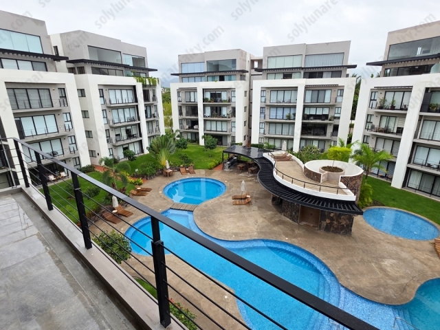 Condo&nbsp; VENTA&nbsp; ALTEA + La Mejor Vista del Lugar
4to Nivel | NUEVO | 2 Recamaras + Flex
Te presentamos esta oportunidad de inversion en ALTEA, con mejor precio de lista que el mismo desarrollador.
Condo ALTEA es un Modelo ARCE II, ubicado en el 4to Nivel de la Torre C, consta de 95 M2 totales,
Ubicado sobre&nbsp;Avenida M&eacute;xico, dentro del desarrollo Altea Puerto Vallarta, este condominio ofrece un estilo de vida moderno, c&oacute;modo y rodeado de naturaleza. Su entorno residencial combina &aacute;reas verdes espacios para el bienestar y amenidades pensadas para disfrutar cada d&iacute;a con tranquilidad, ya sea como hogar permanente, propiedad vacacional o inversi&oacute;n inmobiliaria en Puerto Vallarta.
Con&nbsp;95 m&sup2; de construcci&oacute;n, esta propiedad cuenta con una distribuci&oacute;n funcional y luminosa dos rec&aacute;maras,&nbsp;un flex room,&nbsp;dos ba&ntilde;os completos sala comedor cocina equipada y &aacute;rea de lavander&iacute;a. Desde el condominio se disfrutan agradables vistas hacia la monta&ntilde;a, las &aacute;reas verdes y la alberca, creando una atm&oacute;sfera fresca, relajada y muy caracter&iacute;stica del estilo de vida vallartense.
Las rec&aacute;maras cuentan con&nbsp;cl&oacute;sets de madera tipo caobilla, aportando calidez, elegancia y funcionalidad al espacio. El&nbsp;flex room&nbsp;incluye un&nbsp;mueble de madera, ideal para adaptarse como oficina, estudio, sala de TV, &aacute;rea de lectura o habitaci&oacute;n adicional, seg&uacute;n las necesidades del propietario.
La cocina ha sido dise&ntilde;ada para combinar practicidad y buen gusto. Est&aacute; equipada con filtro, campana, parrilla, barra con cubierta de&nbsp;granito blanco&nbsp;y gabinetes de madera de caobilla, creando un ambiente contempor&aacute;neo y acogedor. El &aacute;rea de lavander&iacute;a incluye&nbsp;boiler y lavadero, ofreciendo mayor comodidad para la vida diaria.
Los ba&ntilde;os completos mantienen una l&iacute;nea c&aacute;lida y elegante, con lavabo colocado sobre una&nbsp;base de madera, integrando materiales naturales que armonizan con el dise&ntilde;o interior del condominio.
El condominio se encuentra dentro de un desarrollo con elevador y cuenta con&nbsp;un caj&oacute;n de estacionamiento asignado para un auto. Altea ofrece amenidades ideales para quienes buscan bienestar y convivencia: jardines, una alberca de lujo, casa club, gimnasio al aire libre, espacios verdes y &aacute;reas comunes dise&ntilde;adas para disfrutar en familia, con amigos o en momentos de descanso personal.
Su ubicaci&oacute;n en&nbsp;Av. M&eacute;xico 1200, interior 401, permite una conexi&oacute;n pr&aacute;ctica con distintas zonas de Puerto Vallarta, incluyendo centros comerciales, servicios, vialidades principales, el aeropuerto y la vida urbana de la ciudad. Una excelente opci&oacute;n para quienes desean vivir en un entorno moderno, c&oacute;modo y con gran potencial de plusval&iacute;a.
Altea Puerto Vallarta&nbsp;es ideal para quienes buscan un condominio en venta o renta en Puerto Vallarta con amenidades, dise&ntilde;o funcional y un estilo de vida rodeado de naturaleza, comodidad y bienestar.
&Aacute;reas comunes
HOA: $2,536 mxn. / mes.

CASA CLUB CON ALBERCA: Chapoteadero, Asoleaderos, &Aacute;rea de BBQ,&nbsp;Ba&ntilde;os con Regadera.
PARQUE PARA MASCOTAS
JUEGOS INFANTILES
GYM AL AIRE LIBRE
CANCHA DE USOS MULTIPLES
