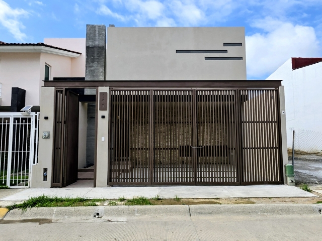 Casa en Venta dise&ntilde;o moderno en fluvial vallarta
caracteristicas especialess la casa cuenta con una recamara en plat baja que la hace unica en su dise&ntilde;o y la ubicacion cercana al parque a tan solo 50mts,
Fluvial Vallarta es una de las colonias mejor planeadas de Puerto Vallarta. A pocos minutos de la zona hotelera y del Malec&oacute;n, combina calles arboladas, parques y servicios a la mano. Aqu&iacute;, a una cuadra del parque de Fluvial, se encuentra esta residencia minimalista que invita a disfrutar de un estilo de vida c&oacute;modo y elegante. Con una fachada de piedra beige contrastada por marcos grises y port&oacute;n automatizado, la propiedad ofrece cochera para dos autos y jardineras naturales que le dan un toque org&aacute;nico desde la entrada.
En la planta baja destaca la&nbsp;doble altura&nbsp;de la sala, que genera una sensaci&oacute;n de amplitud y luminosidad. Junto a la sala, las jardineras interiores a&ntilde;aden verdor y frescura. La cocina integral de madera clara cuenta con una isla central para desayunar, estufa con horno, horno de microondas con filtro extractor y alacenas amplias; las puertas corredizas de aluminio negro conectan este espacio con el patio y la terraza, donde se ubica una&nbsp;alberca privada&nbsp;ideal para refrescarse y convivir. La planta baja tambi&eacute;n ofrece un medio ba&ntilde;o para visitas, &aacute;rea de lavander&iacute;a y&nbsp;una rec&aacute;mara completa con cl&oacute;set y ba&ntilde;o propio&nbsp;(algo poco com&uacute;n en la zona), equipada con lavabo sobre encimera de m&aacute;rmol rosa, canceles de cristal templado y grifer&iacute;a negra.
Una escalera de m&aacute;rmol blanco con barandales de cristal templado conduce al nivel superior. All&iacute;, un distribuidor con cl&oacute;set de blancos conduce a las dos rec&aacute;maras restantes. La&nbsp;rec&aacute;mara secundaria&nbsp;cuenta con vestidor, ba&ntilde;o completo y acceso a una terraza ideal para desayunar al aire libre. La&nbsp;rec&aacute;mara principal&nbsp;incluye walk‑in closet, ba&ntilde;o con doble oval&iacute;n y cubierta de m&aacute;rmol, canceles de cristal templado y un espacio extra que puede funcionar como oficina o segundo cl&oacute;set. Su balc&oacute;n ofrece vista al &aacute;rea de la alberca.
La casa est&aacute; equipada con aires acondicionados, cisterna de 3 500, calentador y presurizador de agua, bomba y equipo de filtraci&oacute;n para la alberca, tanque de gas con v&aacute;lvulas de llenado, chapas el&eacute;ctricas y ventaner&iacute;a de aluminio negro. Todo ello garantiza confort y seguridad para disfrutar de la vida en Fluvial Vallarta, un barrio moderno con parques, centros comerciales, escuelas y hospitales a pocos pasos.
&nbsp;

Ubicaci&oacute;n:&nbsp;R&iacute;o Grijalva&nbsp;108, Fraccionamiento Fluvial Vallarta, C.P.&nbsp;48312, Puerto Vallarta, Jalisco. A pasos del parque y cerca del Malec&oacute;n y playas.
Terreno:&nbsp;204&nbsp;m&sup2; (8&nbsp;m de frente &times; 25,5&nbsp;m de fondo).
Construcci&oacute;n:&nbsp;dise&ntilde;o moderno minimalista con doble altura y elementos en piedra, madera y cristal.
Distribuci&oacute;n:&nbsp;3&nbsp;rec&aacute;maras (una en planta baja), 3,5&nbsp;ba&ntilde;os, sala, comedor, cocina integral con isla, &aacute;rea de lavado, terraza con alberca, balc&oacute;n y cochera para dos autos.
Equipamiento: aire acondicionado, cisterna, calentador, bomba y presurizador, tanque de gas, canceler&iacute;a de aluminio negro, equipo de filtraci&oacute;n para alberca y chapas el&eacute;ctricas.
