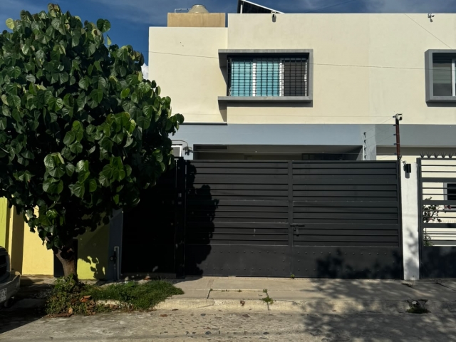 &nbsp;
&nbsp;Casa en Venta | Villas Universidad, Puerto Vallarta
Descubre una residencia dise&ntilde;ada para quienes buscan amplitud, comodidad y una excelente ubicaci&oacute;n. Situada en el Fraccionamiento Villas Universidad, esta propiedad combina espacios funcionales, acabados de calidad y tecnolog&iacute;a que brindan seguridad, eficiencia y una excelente calidad de vida para toda la familia.
Ubicaci&oacute;n:Universidad de Nuevo Le&oacute;n No. 1442 y Universidad Aut&oacute;noma de Nayarit No. 1443, Fracc. Villas Universidad, Puerto Vallarta, Jalisco, C.P. 48290. (Lotes 29 y 37)
&nbsp;Dimensiones de la propiedad
Terreno: 192 m&sup2;Construcci&oacute;n: 187.28 m&sup2;Frente: 6 metrosFondo: 32 metros
&nbsp;Caracter&iacute;sticas principales:
&nbsp;3 amplias rec&aacute;maras en planta alta.&nbsp;3 ba&ntilde;os completos y 1 medio ba&ntilde;o para visitas.&nbsp;Cochera para 3 veh&iacute;culos.&nbsp;12 paneles solares para un importante ahorro de energ&iacute;a.&nbsp;Aire acondicionado Magnum.&nbsp;&nbsp;Instalaci&oacute;n preparada para carga de veh&iacute;culos el&eacute;ctricos.&nbsp;Port&oacute;n el&eacute;ctrico.&nbsp;Cerca el&eacute;ctrica y videoportero para mayor seguridad.&nbsp;Dos accesos independientes a la propiedad (peatonal y vehicular).&nbsp;Se vende semi amueblada.
&nbsp;Espacios que enamoran
Uno de los mayores atractivos de esta residencia es su amplio jard&iacute;n posterior, un espacio ideal para reuniones familiares, disfrutar con las mascotas o simplemente relajarse rodeado de naturaleza.
La sala recibe abundante iluminaci&oacute;n natural gracias a un hermoso tragaluz y a sus grandes ventanales que ofrecen una agradable vista hacia el patio interior, donde un &aacute;rbol brinda frescura, paz y tranquilidad, creando un ambiente c&aacute;lido y acogedor durante todo el d&iacute;a.
&nbsp;Equipamiento adicional
&nbsp;Cuarto de servicio.&nbsp;Bodega en planta baja.&nbsp;Pasamanos en escaleras.&nbsp;Canceles de cristal templado en regaderas.&nbsp;Dos inodoros el&eacute;ctricos.&nbsp;Puertas interiores con acceso para mascotas, ideal para quienes consideran a sus mascotas parte de la familia.&nbsp;
&nbsp;Una ubicaci&oacute;n privilegiada
Vivir en Villas Universidad significa estar cerca de los principales servicios y puntos de inter&eacute;s de Puerto Vallarta:
&nbsp;Universidad del Valle de Atemajac (UNIVA).&nbsp;Plaza Galer&iacute;as Vallarta.&nbsp;Costco.&nbsp;La Comer Fluvial.&nbsp;Hospital Joya.&nbsp;Hospital CMQ Premier.&nbsp;Marina Vallarta.&nbsp;Terminal Mar&iacute;tima.&nbsp;Aeropuerto Internacional de Puerto Vallarta.&nbsp;Centro Internacional de Convenciones.&nbsp;Zona Hotelera.&nbsp;Restaurantes, cafeter&iacute;as, supermercados, bancos, gimnasios y comercios de todo tipo.&nbsp;Escuelas de todos los niveles y excelentes v&iacute;as de acceso hacia Fluvial Vallarta, Las Juntas y el centro de la ciudad.
La propiedad se encuentra libre de gravamen y lista para escriturarse, lo que garantiza una compra segura y un proceso de entrega inmediato.
Esta residencia es ideal para quienes buscan una combinaci&oacute;n perfecta de amplitud, privacidad, eficiencia energ&eacute;tica, seguridad y una ubicaci&oacute;n estrat&eacute;gica en una de las zonas con mayor plusval&iacute;a de Puerto Vallarta.