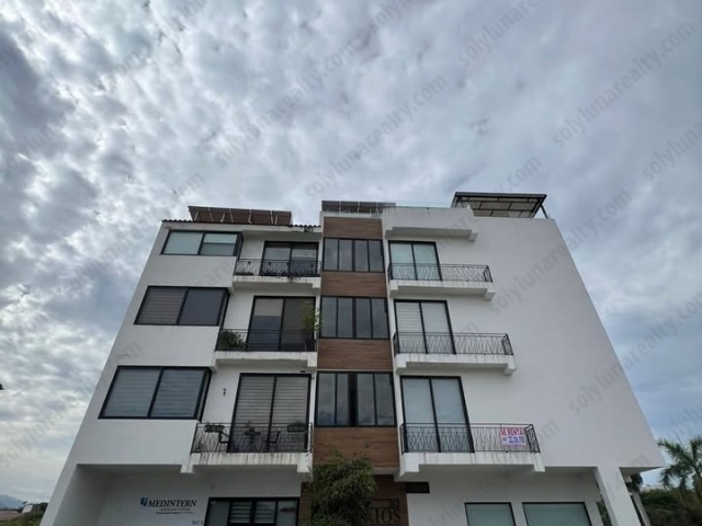 Departamento en venta en Fluvial Vallarta
Descubre este acogedor departamento ubicado en el segundo nivel, en Av. Los Tules 264, dentro de la zona de Fluvial Vallarta, Puerto Vallarta, Jalisco.
Con una superficie aproximada de 75 m&sup2;, la propiedad ofrece una distribuci&oacute;n funcional y c&oacute;moda, ideal para vivir, vacacionar o invertir. Cuenta con dos rec&aacute;maras, dos ba&ntilde;os completos y espacios pensados para disfrutar de un estilo de vida pr&aacute;ctico en una excelente ubicaci&oacute;n de Puerto Vallarta.
Caracter&iacute;sticas principales:

Superficie aproximada de 75 m&sup2;
Dos rec&aacute;maras
Dos ba&ntilde;os completos
Ubicado en el segundo nivel
Direcci&oacute;n: Av. Los Tules 264, Fluvial Vallarta
Excelente opci&oacute;n para residencia o inversi&oacute;n

Una gran oportunidad para adquirir una propiedad en Fluvial Vallarta. Cont&aacute;ctanos para conocer m&aacute;s detalles o programar una visita.