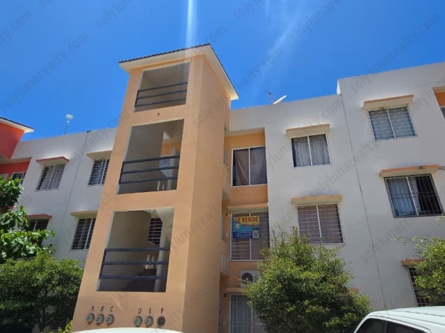 DEPARTAMENTO EN VENTA | ECOTERRA, PUERTO VALLARTA
Excelente oportunidad de inversi&oacute;n o para comenzar tu patrimonio en Puerto Vallarta.
Ubicado sobre Calle Playa Palomar, en el Fraccionamiento Ecoterra, este departamento ofrece espacios funcionales, una cocina remodelada y acceso a alberca, ideal para disfrutar de un ambiente c&oacute;modo y tranquilo.
Superficie: 44.33 m&sup2;
&nbsp;Caracter&iacute;sticas:
2 rec&aacute;maras1 ba&ntilde;o completo1 caj&oacute;n de estacionamientoAire acondicionado en una de las rec&aacute;marasCocina remodeladaAcceso a alberca44.33 m&sup2; de superficie
La propiedad cuenta con una distribuci&oacute;n pr&aacute;ctica que aprovecha muy bien cada espacio, convirti&eacute;ndola en una excelente alternativa tanto para vivir como para invertir.
Ubicaci&oacute;n estrat&eacute;gica en Ecoterra, con acceso a servicios, comercios, escuelas y principales vialidades de Puerto Vallarta.
Una propiedad con excelente relaci&oacute;n entre ubicaci&oacute;n, caracter&iacute;sticas y precio.
&iexcl;Agenda tu visita y conoce esta oportunidad!
