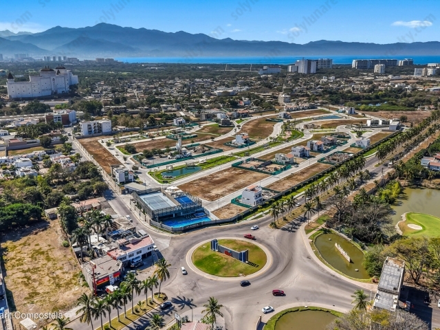 TERRENO EN VENTA EN RESIDENCIAL KARAKAL
Lote 182 | Nuevo Nayarit, Riviera Nayarit
Precio de oferta: $4,300,000 MXNSuperficie: 331.78 m&sup2;
Una excelente oportunidad para construir una residencia a tu medida dentro de&nbsp;Karakal by Paradise Village, uno de los desarrollos residenciales privados de Nuevo Nayarit.
El&nbsp;Lote 182&nbsp;cuenta con una superficie de&nbsp;331.78 m&sup2;&nbsp;y tiene una ubicaci&oacute;n especialmente atractiva dentro del desarrollo: se encuentra sobre una&nbsp;calle privada, brindando un entorno de mayor tranquilidad y privacidad.
Uno de sus principales atributos es su posici&oacute;n&nbsp;frente al punto donde termina el peque&ntilde;o lago interior del desarrollo, caracter&iacute;stica que le aporta un entorno agradable y lo diferencia de otros terrenos dentro de Karakal.
AMENIDADES
Karakal fue dise&ntilde;ado para ofrecer un estilo de vida residencial que combina seguridad, deporte, naturaleza y convivencia familiar. Entre sus amenidades destacan:

Club deportivo
Alberca
Jacuzzi
Gimnasio
Canchas de tenis
Canchas de p&aacute;del
Salones de yoga y spinning
Lago y r&iacute;o artificial
&Aacute;reas verdes
&Aacute;rea de juegos infantiles
&Aacute;rea de asadores
Espacios para ejercicio al aire libre
Parque para mascotas
Acceso controlado y seguridad

UBICACI&Oacute;N ESTRAT&Eacute;GICA
Karakal se encuentra sobre&nbsp;Boulevard Nayarit, dentro de una de las zonas residenciales con mayor desarrollo de Nuevo Nayarit.
Su ubicaci&oacute;n permite estar a pocos minutos de&nbsp;VidantaWorld, campos de golf, Marina Nuevo Nayarit, playas, restaurantes, centros comerciales y diferentes servicios.
La combinaci&oacute;n de desarrollos residenciales de alto nivel, infraestructura tur&iacute;stica, campos de golf y proyectos de entretenimiento convierte a esta zona de Riviera Nayarit en una ubicaci&oacute;n especialmente atractiva tanto para vivir como para invertir.