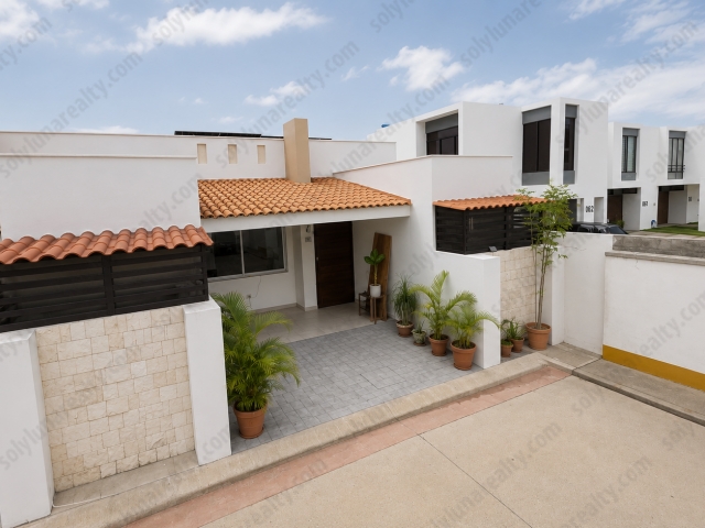 Casa Villas Paradiso de 1 Nivel | Equipada | con Paneles Solares
Dentro de privada con Alberca y Seguridad 24hrs
Casa Villas Paradiso ofrece todas la comidades y ventajas de una propiedad de 1 solo nivel, amplitud en sus areas interiores, comodidad y facil mantenimiento. Esta propiedad tiene una excelente distribucion dentro de sus 118 m2 de terreno y construccion.&nbsp;
Cochera para 1 auto, Sala Comedor, Cocina integral junto a la lavander&iacute;a. Distribuidor central hacia un ba&ntilde;o completo, Recamara 1 con closet y Acceso al Patio trasero. Recamara Principal con Ba&ntilde;o completo, Walking Closet de muy buen tama&ntilde;o y salida al patio trasero.
La propiedad se entrega completamente equipada y lista para habitarse. Los muebles se pueden negociar.&nbsp;
Tambien tenemos la opcion de renta $23,000 mxn. por mes.