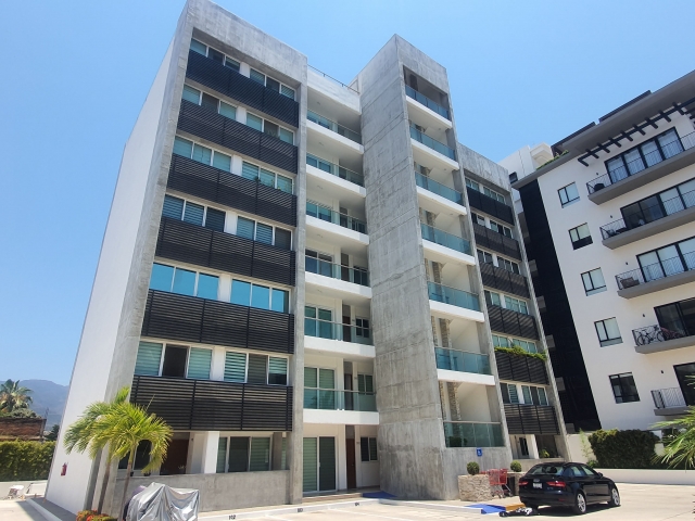 CONDOMINIO LOFT 256 - &Uacute;ltimo Piso
Hermoso condominio totalmente amueblado y equipado, Elevador, alberca comun, Seguridad y ubicaci&oacute;n...
Condo Loft 256, es parte de un edificio de condominios listos y con todos los servicios, el condo cuenta con 96.06 mts2 de construcci&oacute;n, m&aacute;s 1 caj&oacute;n de estacionamiento. Sus &aacute;reas sala, comedor, cocina integral con barra desayunador, 2 espacios, 1 ba&ntilde;o completo, cuarto de lavado y terraza.