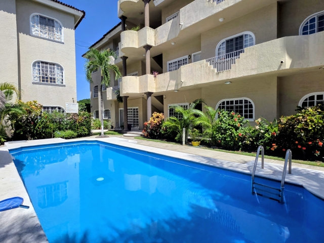Exclusivo Departamento en Planta Baja con Acabados de Lujo en Las Aralias, Puerto Vallarta!
&iquest;Buscas comodidad absoluta, acabados de primera y la mejor ubicaci&oacute;n residencial en Puerto Vallarta? Este espectacular condominio de 112.50 m&sup2; en Planta Baja lo tiene todo. Ubicado en la prestigiada calle Guacamayo 209, en el Fraccionamiento Las Aralias, disfrutar&aacute;s de la tranquilidad de una zona residencial consolidada, a solo unos minutos de Costco, centros comerciales y las escuelas m&aacute;s importantes de la ciudad.
El departamento se vende completamente amueblado y destaca por su carpinter&iacute;a fina de madera de parota en cl&oacute;sets, alacenas, muebles de ba&ntilde;o y aires acondicionados, combinada con una hermosa cocina integral equipada con barra de granito.
Caracter&iacute;sticas Principales:

Ubicaci&oacute;n Premium: Planta Baja con acceso directo desde tu terraza privada al &aacute;rea com&uacute;n y la alberca.
Distribuci&oacute;n: 2 Amplias rec&aacute;maras amuebladas.
Ba&ntilde;os: 2 Ba&ntilde;os completos .
&Aacute;rea Social: Sala y comedor con excelente iluminaci&oacute;n, cocina de granito de concepto abierto.
Servicios: &Aacute;rea de lavado integrada dentro del condominio.
Estacionamiento: Caj&oacute;n para 1 auto grande con port&oacute;n el&eacute;ctrico para tu total seguridad.

Detalles del Condominio:

Superficie: 112.50 m&sup2;
Cuota de HOA: $2,500 MXN (Incluye seguridad, limpieza de &aacute;reas comunes, mantenimiento de alberca y luz del edificio).

Precio de Venta: $5,100,000.00 MXN
Una oportunidad &uacute;nica tanto para vivir en una de las zonas m&aacute;s conectadas de Vallarta como para inversi&oacute;n de rentas a largo plazo. &iexcl;Agenda tu cita hoy mismo y con&oacute;celo!