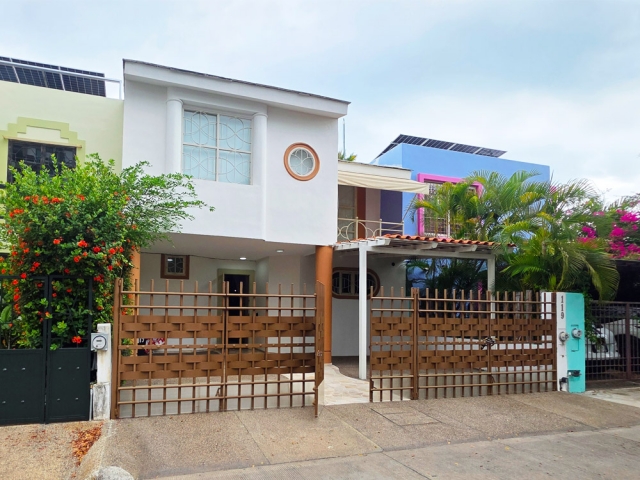 Obra de Arte Arquitect&oacute;nica en Venta: Residencia de Lujo por Arq. Cachi P&eacute;rez en Zona Hotelera Norte, Puerto Vallarta
Descubre el verdadero lujo costero en esta espectacular residencia ubicada en la calle Eduardo Segu&iacute;n 119 (CP 48314), situada en una exclusiva calle privada de la Zona Hotelera Norte, a solo 500 metros de la playa y pasos de la terminal mar&iacute;tima. Esta propiedad combina una ubicaci&oacute;n inmejorable con el dise&ntilde;o exclusivo del prestigiado Arq. Cachi P&eacute;rez, famoso por fusionar la elegancia mediterr&aacute;nea con el encanto regional de Vallarta.
Con 191 m&sup2; de terreno y 230 m&sup2; de construcci&oacute;n con acabados de super lujo, la casa ofrece una experiencia visual &uacute;nica desde que entras. Su estancia principal cuenta con una impresionante sala a doble altura que enmarca perfectamente la vista hacia tu alberca privada. Toda la casa y sus ba&ntilde;os est&aacute;n revestidos con relucientes pisos de m&aacute;rmol, complementados con una exquisita carpinter&iacute;a fina en madera de primavera que aporta calidez y estatus.
Caracter&iacute;sticas Principales:

Dise&ntilde;o Exclusivo: Arquitectura de autor por el Arq. Cachi P&eacute;rez.
Rec&aacute;mara Master de Ensue&ntilde;o: Cuenta con una espectacular c&uacute;pula de estilo mediterr&aacute;neo, un enorme walk-in closet y un jacuzzi privado para dos personas.
Habitaciones: 3 Amplias rec&aacute;maras y 3 ba&ntilde;os completos con acabados de m&aacute;rmol.
Cocina Gourmet: Equipada con una moderna isla de granito y enseres dom&eacute;sticos incluidos.
&Aacute;rea Social: Alberca privada justo frente a la sala de doble altura, ideal para el entretenimiento.
Privacidad y Est&eacute;tica: Ubicada en calle privada con todas las instalaciones y servicios subterr&aacute;neos.
Estacionamiento: Cochera privada para 2 autos.
Confort: Equipada al 100% con aires acondicionados y ventiladores de techo.

Potencial de Inversi&oacute;n:Gracias a su ubicaci&oacute;n estrat&eacute;gica en el coraz&oacute;n de la Zona Hotelera y su dise&ntilde;o de autor, esta propiedad es un &eacute;xito garantizado en Airbnb (renta vacacional) o para rentas de largo plazo de alto perfil.