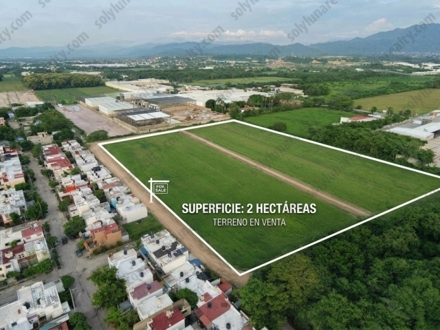 SE VENDEN DOS HECTAREAS&nbsp; DE USO INDUSTRAIL Y COMERCIAL EN LAS JUNTAS
Casi 2 hect&aacute;reas con uso de suelo industrial en Las Juntas, Puerto Vallarta, 255 m de frente a calle
Descripci&oacute;n:Oportunidad para inversionistas y empresas: 1.98 hect&aacute;reas (19,822 m&sup2;) de terreno plano y rectangular, propiedad privada, en Las Juntas, Puerto Vallarta, con zonificaci&oacute;n de Industria baja (I2). Ideal para naves y bodegas industriales, log&iacute;stica o parque industrial.
Cuenta con ~255 m de frente a calle p&uacute;blica empedrada y ~79 m de fondo, lo que permite varios accesos y una subdivisi&oacute;n flexible. Luz, agua, drenaje, telefon&iacute;a e internet al pie del terreno.
A ~200 m de la carretera Las Juntas&ndash;Las Palmas y a 500 m de la Carretera 200, cerca del aeropuerto y a 500 m de Home Depot, en una zona con desarrollo industrial y habitacional consolidado.
Par&aacute;metros: COS 0.8, CUS 1.6, lote m&iacute;nimo 500 m&sup2;, frente m&iacute;nimo 20 m. Informaci&oacute;n de uso de suelo de referencia, sujeta a validaci&oacute;n municipal.