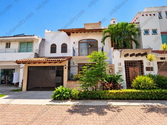 &nbsp; &nbsp; &nbsp; &nbsp; &nbsp; &nbsp; &nbsp; &nbsp; &nbsp; &nbsp; &nbsp; &nbsp; &nbsp; &nbsp; &nbsp;CASA EN VENTA JARDINES VALLARTA&nbsp; CANARIO&nbsp;
&nbsp; &nbsp; &nbsp; &nbsp; &nbsp; &nbsp; &nbsp; &nbsp; &nbsp; &nbsp; &nbsp; &nbsp; &nbsp; &nbsp; &nbsp; &nbsp;RECAMARA PRICIPAL EN PLANTA BAJA.
Casa remodelada en Vida Vallarta, frente a un parque: 3 rec&aacute;maras con ba&ntilde;o propio, una en planta baja, y roof top con vista a la monta&ntilde;a
Hay casas que se venden por su ubicaci&oacute;n y otras por lo que ofrecen por dentro. Esta tiene las dos cosas. Est&aacute; en Vida Vallarta, frente a un parque, en una de las zonas m&aacute;s completas de Puerto Vallarta: el British American School y el Colegio Ameyali quedan a solo 50 metros, Costco y La Comer a 200 metros, y la Biblioteca Los Mangos a 400 metros. Bancos como Banamex, Macroplaza y los principales hospitales de la ciudad tambi&eacute;n est&aacute;n a unos minutos. Aqu&iacute; la rutina diaria se resuelve caminando, y eso le deja a la familia m&aacute;s tiempo para estar junta.
Planta bajaAl llegar te recibe la cochera techada para dos autos, con port&oacute;n automatizado, y un peque&ntilde;o jard&iacute;n. Ya adentro encuentras la sala, integrada a una cocina completa con cubierta de granito blanco y carpinter&iacute;a de madera de primavera. En la parte trasera est&aacute; el &aacute;rea de lavado, con buena ventilaci&oacute;n.
En este nivel est&aacute; tambi&eacute;n uno de los detalles m&aacute;s dif&iacute;ciles de encontrar en la zona: una amplia rec&aacute;mara en planta baja, con ba&ntilde;o completo con cancel de cristal templado, cl&oacute;sets amplios de madera de primavera y una ventana amplia con vista al parque. Es ideal para los pap&aacute;s, los abuelos o cualquier persona que prefiera no subir escaleras.
Primer nivelUna escalera grande y amplia te lleva al primer nivel, donde est&aacute; la rec&aacute;mara principal: tiene jacuzzi para dos personas, un gran walk-in cl&oacute;set de madera de primavera con terminados de lujo y un peque&ntilde;o balc&oacute;n con vista al parque. Es el espacio perfecto para consentirse al final del d&iacute;a. En este mismo nivel est&aacute;n la rec&aacute;mara secundaria, con su propio ba&ntilde;o completo y cl&oacute;set, y el cuarto de servicio, que tambi&eacute;n puede usarse como cl&oacute;set de blancos.
Roof topSubiendo un piso m&aacute;s llegas al lugar favorito de la casa. El &aacute;rea de asador, de acero inoxidable, est&aacute; cubierta con un techo de teja que da sombra y protecci&oacute;n, y tiene medio ba&ntilde;o. Desde aqu&iacute; se ven las monta&ntilde;as y las &aacute;reas arboladas del parque. Es el lugar ideal para las carnes asadas de fin de semana, los cumplea&ntilde;os o para ver caer la tarde.
Remodelada y lista para habitarseLa casa tiene aire acondicionado y ventiladores en las rec&aacute;maras y en la sala, canceler&iacute;a de aluminio con cristal templado en todos los ba&ntilde;os y ventaner&iacute;a de PVC imitaci&oacute;n madera.
3 rec&aacute;maras &middot; 3&frac12; ba&ntilde;os &middot; Terreno: 160 m&sup2; &middot; Construcci&oacute;n: 259 m&sup2;
Remodeled Vida Vallarta Home Across from a Park &ndash; 3 En-Suite Bedrooms, One on the Ground Floor, & Mountain-View Rooftop
This home offers both a great location and a great layout. It sits across from a park in Vida Vallarta, one of Puerto Vallarta&rsquo;s most convenient neighborhoods. British American School and Colegio Ameyali are just 160 ft (50 m) away, Costco and La Comer supermarket 650 ft (200 m), and the Los Mangos Public Library 1,300 ft (400 m). Banks, Macroplaza shopping center and the city&rsquo;s main hospitals are only minutes away. Daily errands can be done on foot, which leaves more time for family.
Ground floorYou arrive at a covered two-car garage with an automatic gate and a small garden. Inside, the living room opens to a full kitchen with white granite countertops and primavera wood cabinetry. A well-ventilated laundry area sits at the back.
This level also has one of the hardest features to find in the neighborhood: a spacious ground-floor bedroom with a full bath and tempered-glass shower, large primavera wood closets and a big window overlooking the park. It&rsquo;s ideal for parents, grandparents or anyone who&rsquo;d rather skip the stairs.
Second floorA wide, generous staircase leads to the primary suite, which has a two-person jacuzzi tub, a large primavera wood walk-in closet with luxury finishes and a small balcony overlooking the park. The same floor has a second en-suite bedroom with its own closet, plus a service room that can double as a linen closet.
RooftopOne more flight up is everyone&rsquo;s favorite spot. The stainless-steel grill area sits under a clay-tile roof that gives shade and shelter, and there&rsquo;s a half bath. From here you can see the mountains and the park&rsquo;s tree canopy. It&rsquo;s perfect for weekend barbecues, birthdays and sunset evenings.
Remodeled and move-in readyThe home has A/C and ceiling fans in the bedrooms and living room, aluminum and tempered-glass enclosures in every bathroom, and wood-look PVC windows.
3 bedrooms &middot; 3.5 baths &middot; Lot: 1,722 sq ft (160 m&sup2;) &middot; Living space: 2,788 sq ft (259 m&sup2;)