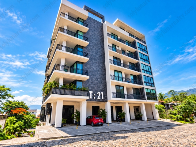 CONDOMINIO A 5 MINUTOS DEL CENTRO DE VALLARTA
2 Recamaras | Roof Top con Alberca | Elevador | Amueblado
El departamentoen venta &nbsp;en Torre 21, ubicado en el nivel 3, es una opci&oacute;n moderna y confortable en Puerto Vallarta. Este departamento amueblado cuenta con:

2 rec&aacute;maras: Espaciosas y con closets.
2 ba&ntilde;os completos: Modernos y funcionales.
Sala y comedor: &Aacute;reas amplias y bien iluminadas, ideales para el entretenimiento y la relajaci&oacute;n.
Cocina integral: Totalmente equipada con electrodom&eacute;sticos y accesorios necesarios.
Terraza: Con vistas parciales a la ciudad y al mar, perfecta para disfrutar del clima y las vistas de Puerto Vallarta.

El edificio Torre 21 ofrece varias amenidades, como acceso a una alberca en el rooftop, gimnasio, y &aacute;reas comunes iluminadas. Adem&aacute;s, cuenta con un elevador y estacionamiento​
Este departamento est&aacute; estrat&eacute;gicamente ubicado en la Colonia L&aacute;zaro C&aacute;rdenas, a unas cuadras del Estadio Municipal Agust&iacute;n Flores Contreras y a solo 5 minutos del centro de Puerto Vallarta, lo que permite f&aacute;cil acceso a diversas actividades y servicios​
