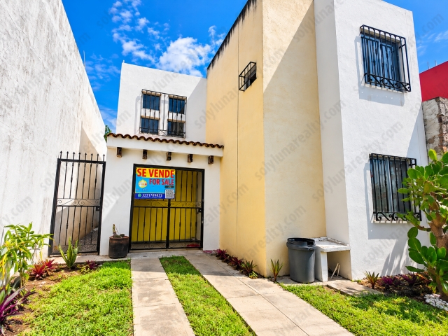 OPORTUNIDAD en Fixer Upper - Casa para Remodelar - Con Jardin Frontal
Excelente Ubicaci&oacute;n, Preferente para Rentas, Extra Construcci&oacute;n
Casa Paseo Palmito, ofrece una ubicaci&oacute;n perfecta para una inversion de rentas, remodela y revende o pon en renta tu propidad para alumnos de CUCosta o familias locales.&nbsp;
La propiedad cuenta con 4 recamaras, una de ellas en Planta Baja, 2.5 Ba&ntilde;os, Patio, Terraza y espacio para un coche al frente. Con potencial de credimiento y lista para remodelar.&nbsp;
Conoce hoy esta oportunidad &uacute;nica para remodelar, invierte hoy!