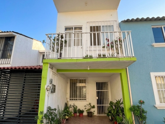 Casa en Venta en Vida Vallarta, Puerto Vallarta
Una propiedad funcional con potencial de adaptaci&oacute;n y equipamiento solar
Ubicada en Calle Sol #102, colonia Vida Vallarta, Puerto Vallarta, Jalisco, entre Macroplaza y Ex Haciendas del Pitillal, esta propiedad representa una alternativa para quienes buscan adquirir una casa con espacios funcionales, equipamiento solar y la posibilidad de adaptar su distribuci&oacute;n a sus necesidades.
Caracter&iacute;sticas de la propiedad

2 rec&aacute;maras amplias
3 ba&ntilde;os completos, uno ubicado en planta baja
Sala y comedor
Cocina
Cochera
Patio trasero
Aire acondicionado en ambas rec&aacute;maras
6 paneles solares
Se vende sin muebles

Superficies y medidas

Terreno: 64.05 m&sup2;
Construcci&oacute;n: 69 m&sup2;
Frente: 4.575 m
Fondo: 14 m

&nbsp;