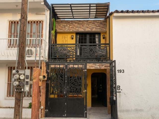 Casa Remodelada en Venta en Puerto Vallarta
Privada Sol 106-B, Colonia Vida Vallarta
Una propiedad completamente remodelada, amueblada y lista para habitar
Ubicada en Privada Sol 106-B, Colonia Vida Vallarta, esta propiedad representa una excelente oportunidad para quienes buscan una casa funcional, completamente equipada y con una ubicaci&oacute;n estrat&eacute;gica dentro de Puerto Vallarta.
La propiedad fue remodelada en su totalidad, cuidando cada espacio para crear un ambiente c&oacute;modo, c&aacute;lido y funcional. Se entrega 100% amueblada, por lo que est&aacute; lista para habitarse o comenzar a generar ingresos mediante renta.
Entre sus principales caracter&iacute;sticas destacan los detalles en madera, repisas decorativas, carpinter&iacute;a y elementos que aportan personalidad a los diferentes espacios de la casa.
Caracter&iacute;sticas de la propiedad

3 rec&aacute;maras
3 ba&ntilde;os completos
Cochera para moto
Propiedad completamente remodelada
100% amueblada
&Aacute;rea de lavander&iacute;a
Aire acondicionado
Tinaco
Calle privada
Espacios funcionales y bien aprovechados
Lista para habitarse

La distribuci&oacute;n ofrece espacios c&oacute;modos para la vida cotidiana, mientras que los acabados y detalles de madera presentes en diferentes &aacute;reas aportan un estilo c&aacute;lido y distintivo.
Los ba&ntilde;os tambi&eacute;n fueron renovados, incorporando acabados de apariencia contempor&aacute;nea, canceles de vidrio y elementos de madera que mantienen la armon&iacute;a con el resto de la propiedad.
Ubicaci&oacute;n estrat&eacute;gica
Privada Sol 106-B, Vida Vallarta se encuentra en una zona residencial de Puerto Vallarta con excelente conectividad hacia diferentes puntos de la ciudad.
Su ubicaci&oacute;n permite tener acceso pr&aacute;ctico a plazas comerciales, supermercados, restaurantes, escuelas, bancos, servicios m&eacute;dicos y comercios, adem&aacute;s de contar con conexi&oacute;n hacia importantes vialidades.
Desde esta zona es posible desplazarse con facilidad hacia:

Zona Hotelera
Marina Vallarta
Centro de Puerto Vallarta
Malec&oacute;n
Principales zonas comerciales
Playas de Puerto Vallarta
Aeropuerto Internacional de Puerto Vallarta

Entre las opciones comerciales y de servicios que se encuentran en el entorno destacan Walmart, Costco, Plaza Caracol, La Isla Shopping Village y Galer&iacute;as Vallarta, adem&aacute;s de una amplia variedad de restaurantes, comercios y servicios para las necesidades del d&iacute;a a d&iacute;a.
Una propiedad para vivir o invertir
Por sus caracter&iacute;sticas y ubicaci&oacute;n, esta casa puede funcionar tanto como vivienda propia como para quienes buscan una propiedad con potencial para renta tradicional o de mediano plazo.
La combinaci&oacute;n de una casa completamente remodelada, amueblada y equipada, con tres rec&aacute;maras, tres ba&ntilde;os y una ubicaci&oacute;n conectada, la convierte en una alternativa interesante dentro del mercado residencial de Puerto Vallarta.
Ficha t&eacute;cnica
Tipo: Casa habitaci&oacute;nUbicaci&oacute;n: Privada Sol 106-B, Col. Vida Vallarta, Puerto Vallarta, JaliscoTerreno: 65 m&sup2;Construcci&oacute;n: 115 m&sup2;Rec&aacute;maras: 3Ba&ntilde;os: 3 completosEstacionamiento: Cochera para motoEstado: Remodelada completamenteMobiliario: 100% amuebladaEquipamiento: Aire acondicionado y tinacoMantenimiento: No aplica
Informes y visitas
Para conocer m&aacute;s detalles de esta propiedad, solicitar informaci&oacute;n adicional o agendar una visita, ponte en contacto con nosotros. Con gusto te brindaremos la informaci&oacute;n necesaria y coordinaremos un recorrido para que puedas conocer personalmente la propiedad.