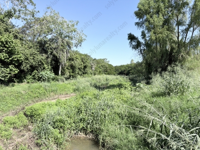 &nbsp;
&nbsp; &nbsp; &nbsp;TERRENO A.&nbsp; &nbsp;LA VENTA TONDOROQUE ALTAVELA
&nbsp;
Macrolote de 7.23 ha en El Tondoroque, rodeado de desarrollos residenciales, con doble acceso y opci&oacute;n de venta por fracciones
Ubicaci&oacute;n: en el coraz&oacute;n del crecimiento habitacional de Bah&iacute;a de Banderas
A 1.2 km al norte de El Tondoroque, en el Ejido de San Vicente, Bah&iacute;a de Banderas, Nayarit, se encuentra este macrolote de 72,282.79 m&sup2;. Su ubicaci&oacute;n es privilegiada: est&aacute; rodeado por los desarrollos habitacionales m&aacute;s consolidados de la zona, como Altavela, Aldea Hortus, Real Tondoroque y Palma Real. La mancha urbana ya lleg&oacute; hasta sus linderos, lo que convierte a este terreno en una de las &uacute;ltimas reservas de suelo de gran tama&ntilde;o en este corredor.
Coordenadas: 20.75558&deg; N, 105.28971&deg; O
Doble acceso
El terreno cuenta con dos v&iacute;as de entrada, algo muy dif&iacute;cil de encontrar en un predio de este tama&ntilde;o:

Por El Tondoroque: sobre la vialidad principal que conecta con San Vicente. El terreno tiene contacto directo con esta calle en su costado poniente, y el callej&oacute;n del lado sur desemboca en ella a unos 300 m.
Por Altavela: a trav&eacute;s de la avenida principal del fraccionamiento, que llega pr&aacute;cticamente al costado sureste del predio.

Superficie y opciones de venta
El predio cuenta con levantamiento topogr&aacute;fico y una propuesta t&eacute;cnica de subdivisi&oacute;n, lo que te da tres opciones de compra:

Terreno completo: 72,282.79 m&sup2; (7.23 ha)
Fracci&oacute;n 3-A: 35,507.02 m&sup2; (3.55 ha)
Fracci&oacute;n 3-B: 36,776.52 m&sup2; (3.68 ha), que incluye la zona abierta donde hoy opera una pista de motocross

Uso de suelo y plusval&iacute;a
Actualmente el terreno tiene uso de suelo agr&iacute;cola. Al estar rodeado por completo de desarrollos habitacionales, se espera su homologaci&oacute;n a uso residencial en un plazo estimado de uno a dos a&ntilde;os. Quien invierta hoy compra a precio de suelo agr&iacute;cola, con la expectativa de una plusval&iacute;a importante una vez concretado el cambio.
Formas de pago flexibles

Contado: con descuento preferencial
A plazos: con oferta especial
Aportaci&oacute;n para desarrollo: con 30% de anticipo
Precio altamente negociable: escuchamos propuestas y buscamos el esquema que mejor funcione para tu proyecto

Una excelente oportunidad de negocio
Por su tama&ntilde;o, sus dos accesos, su entorno ya urbanizado y la posibilidad de comprar por fracciones, este terreno es ideal para:

Desarrolladores de vivienda de inter&eacute;s social, media o residencial
Inversionistas que buscan reserva territorial con alta plusval&iacute;a

Agenda tu visita y recibe el plano topogr&aacute;fico, la propuesta de subdivisi&oacute;n y las fotograf&iacute;as a&eacute;reas del predio.
7.23 ha &middot; 72,282.79 m&sup2; &middot; Divisible en 2 fracciones &middot; $106,400,000 MXN &middot; Precio negociable